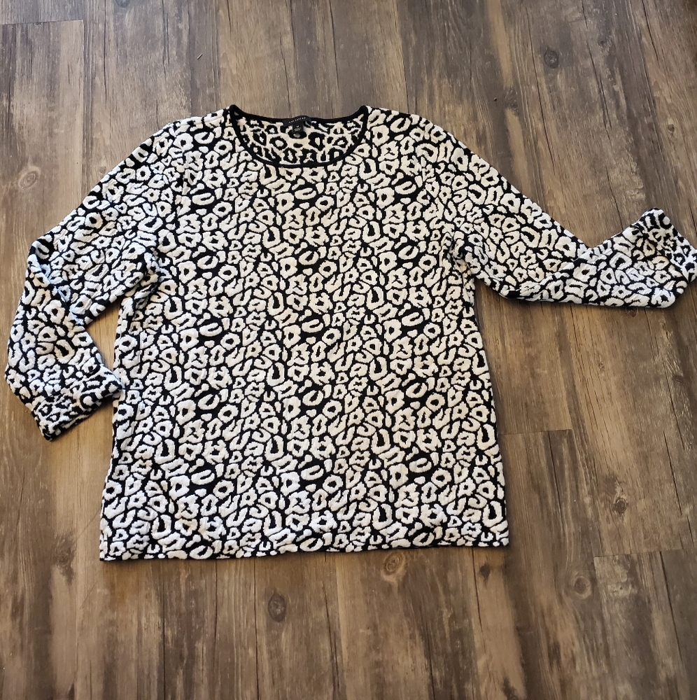 Ann Taylor 3/4th sleeve b&w print sweater
